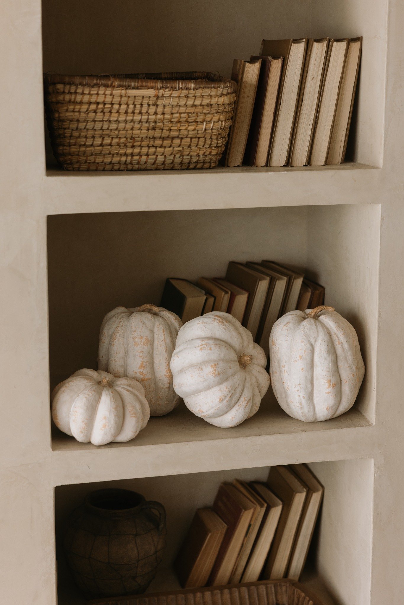 Composición DEKOR de otoño con florero y calabazas artesanales